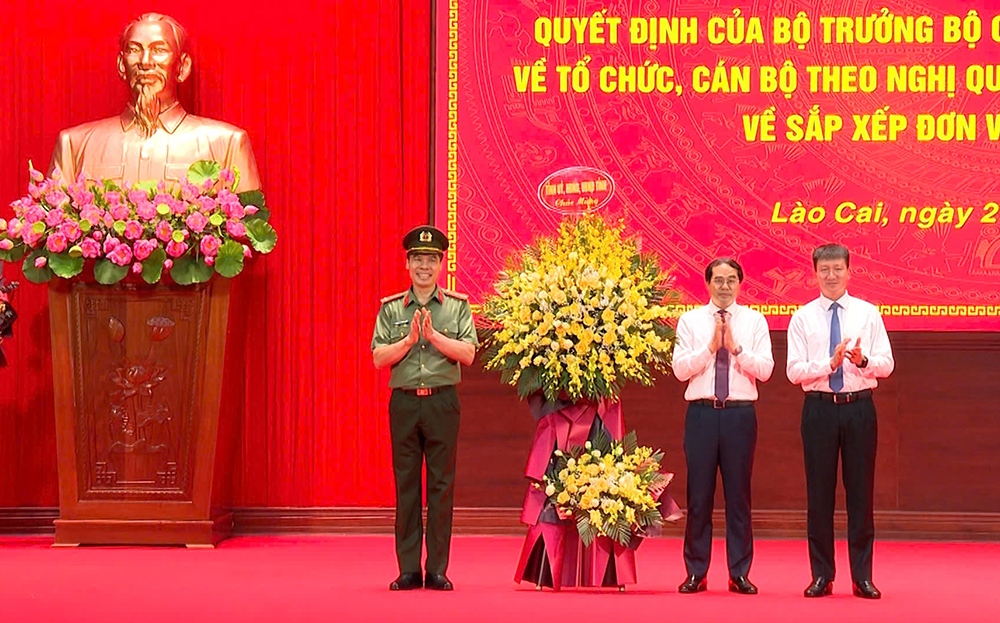Đồng chí Trịnh Xuân Trường - Bí thư Tỉnh ủy, Chủ tịch UBND tỉnh Lào Cai và đồng chí Trần Huy Tuấn - Bí thư Tỉnh ủy Yên Bái tặng hoa chúc mừng tân Giám đốc Công an tỉnh Lào Cai (mới).